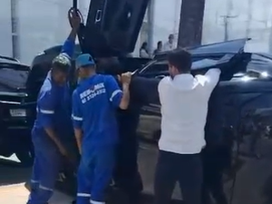 Colisão entre carro e moto deixa dois feridos e veículo capotado em Cruz das Almas