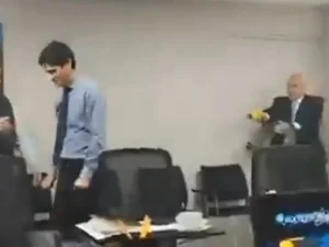 Prefeito usa arma de choque em assessor no Peru para demonstrar uso