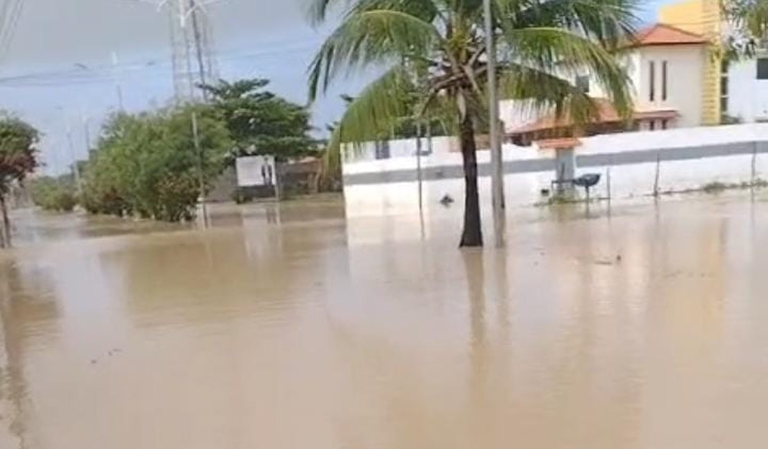 [Vídeo] Ruas da Barra de São Miguel ficam alagadas após fortes chuvas