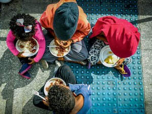 Sem emprego e sem comida, famílias inteiras saem da periferia para viver nas calçadas do Centro