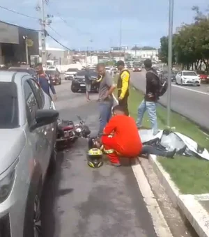 Colisão entre carro e moto deixa homem ferido na Durval de Góes Monteiro, em Maceió