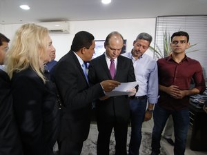 Prefeito se reúne com ministro da Saúde e defende implantação de Hospital Materno-Infantil