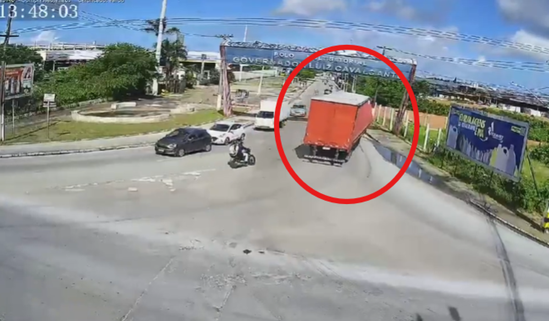 Videomonitoramento da SSP flagra momento em que carga de suco se desprende de carreta