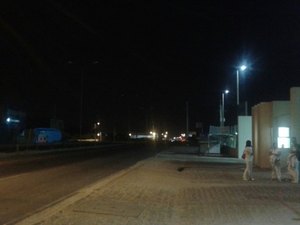 Mulher sofre descarga elétrica ao tocar em poste