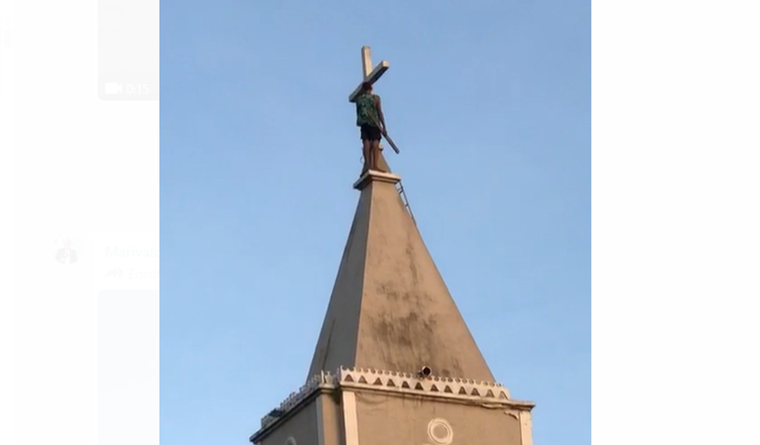 [Vídeo] Homem sobe em torre de igreja em Cacimbas; Bombeiros estão no local