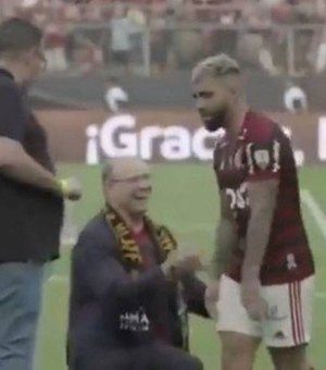 [Vídeo] Gabigol ignora Witzel ajoelhado após vitória histórica do Flamengo na Libertadores