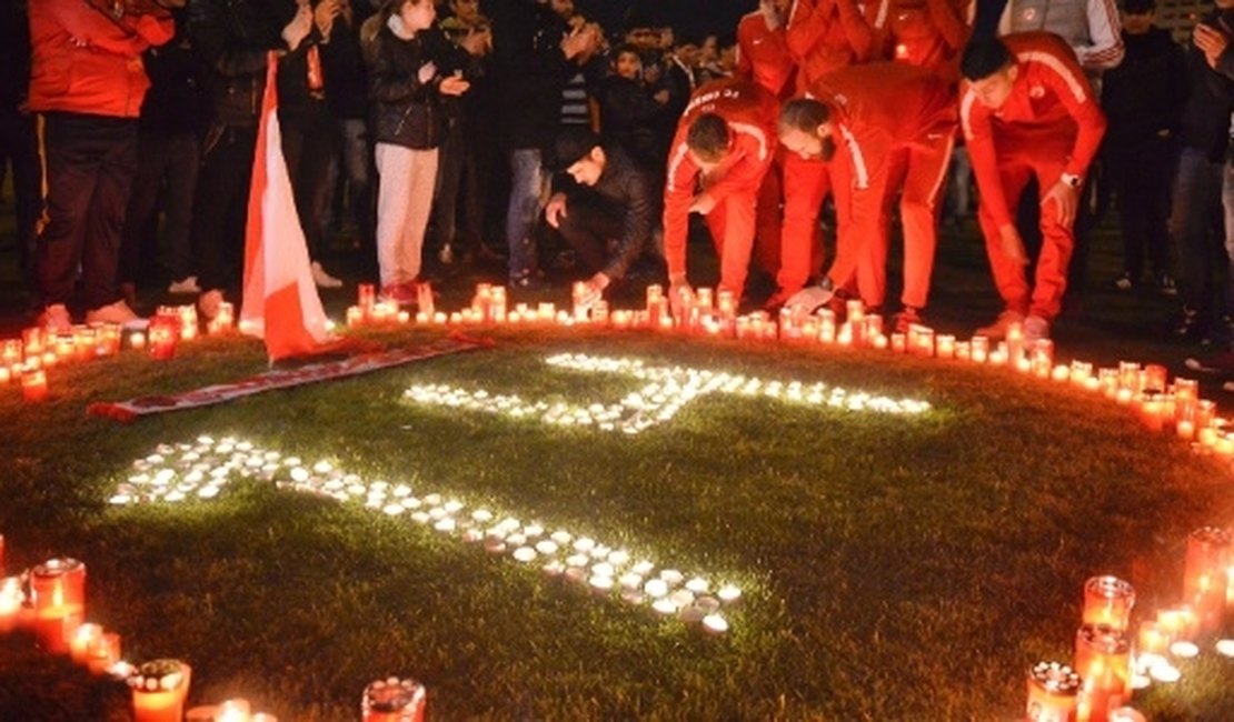 Jogadores do Dínamo acendem velas para homenagear camaronês morto em campo