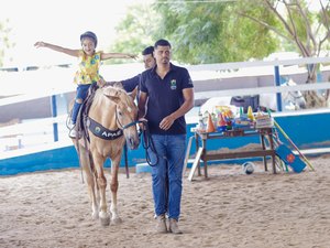 Tia Júlia recebe visita de primeira-dama e vice-prefeita de Bom Conselho para conhecer a Casa Azul