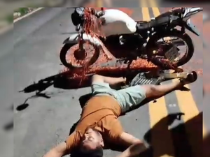 Motociclista alcoolizado sofre acidente e é socorrido pelo Samu, no Distrito Industrial