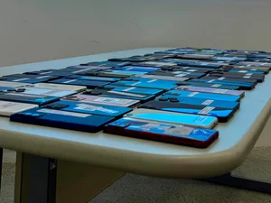 Segurança Pública restitui 75 celulares recuperados no primeiro dia de mutirão de entregas