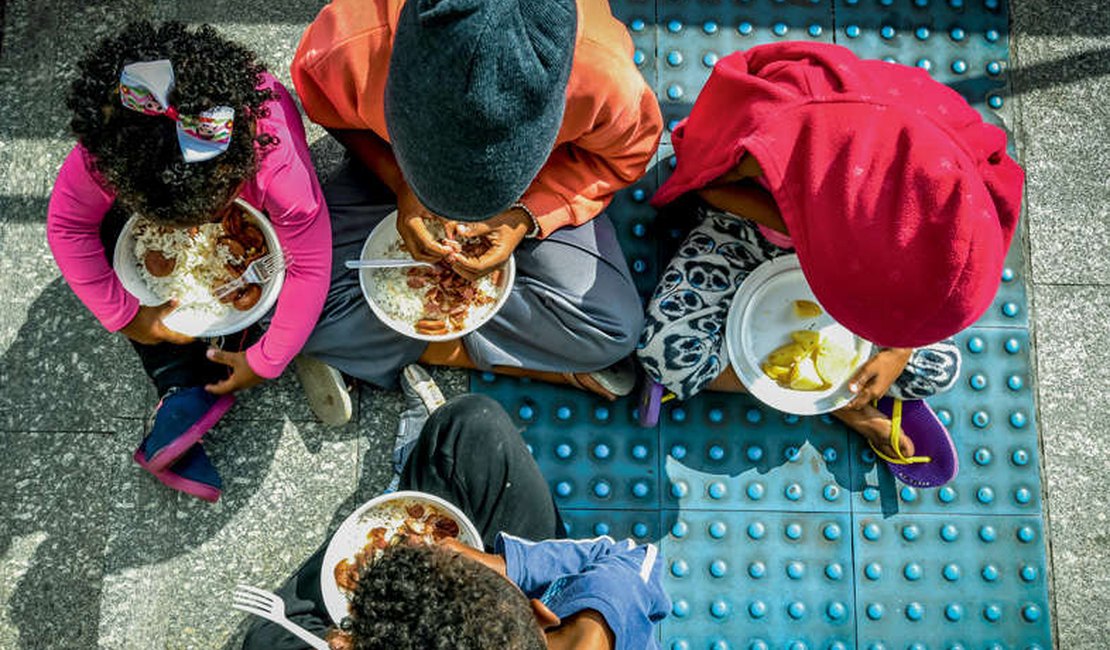 Sem emprego e sem comida, famílias inteiras saem da periferia para viver nas calçadas do Centro