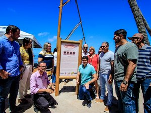 Rui Palmeira inaugura Jangada Independência na orla de Ponta Verde