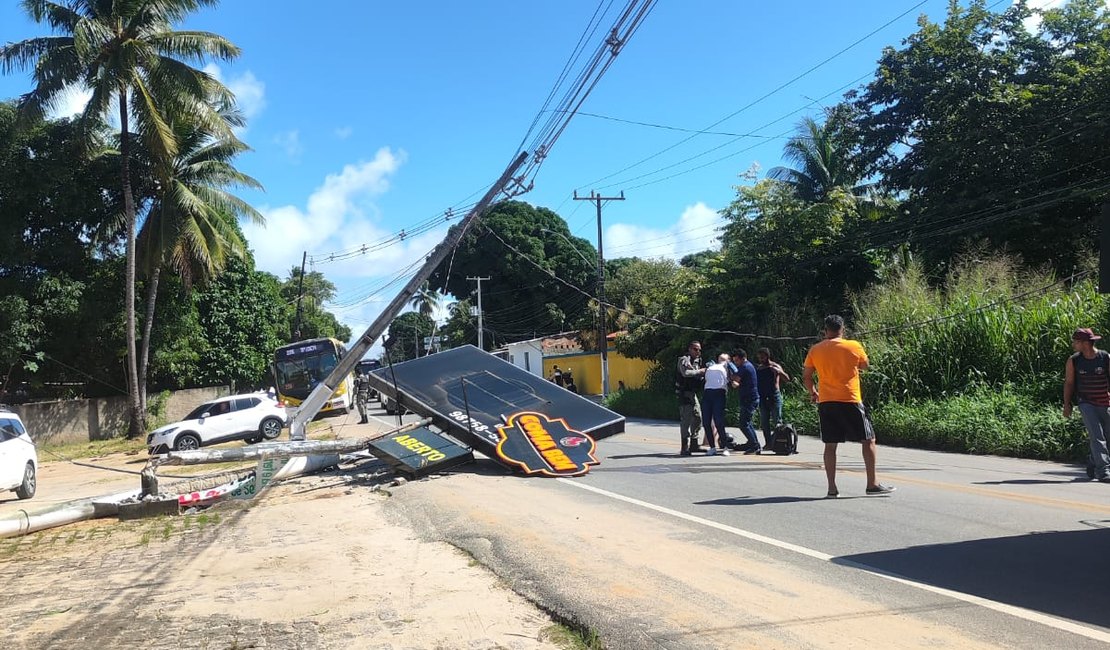 [Vídeo] Poste cai na AL101-Norte e via fica interditada