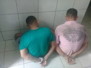 Polícia prende dupla com drogas e armas no Tabuleiro do Martins