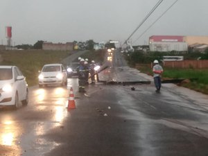 [Vídeo] Postes caem e carro é destruído com desabamento de muro após chuvas em Arapiraca