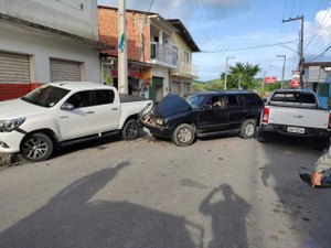 [Vídeo] Colisão entre três veículos deixa homem ferido no Passo de Camaragibe