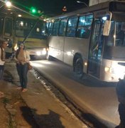 Vídeo: ônibus com universitários colide com outro ônibus no centro de Arapiraca