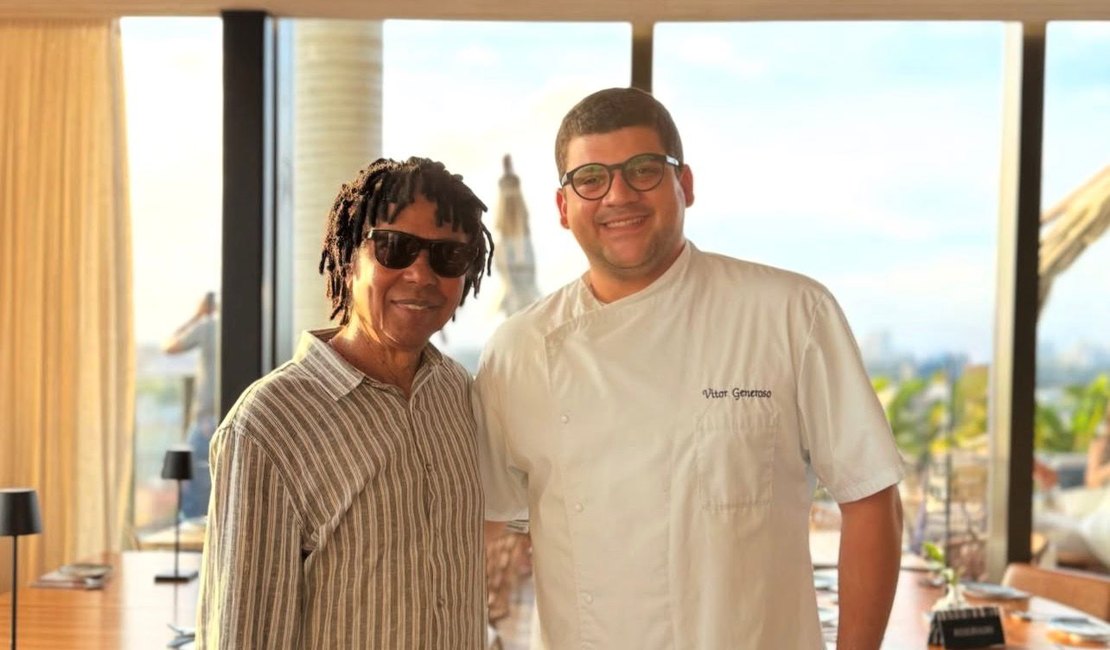Djavan visita novo restaurante badalado de Maceió e aprecia pôr do sol na orla da Pajuçara