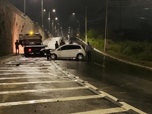Motorista perde o controle do veículo e colide contra ponte Divaldo Suruagy