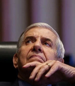 Moraes concede prisão domiciliar humanitária a Augusto Heleno