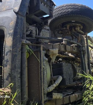Motorista de caminhão-pipa morre após veículo tombar na AL-145, em Água Branca