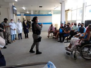 Patrulha Maria da Penha vai ao HGE e orienta sobre tipos de violência contra a mulher