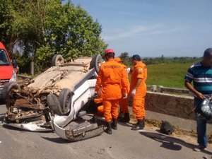 Acidente entre Satuba e Maceió deixa condutor preso às ferragens