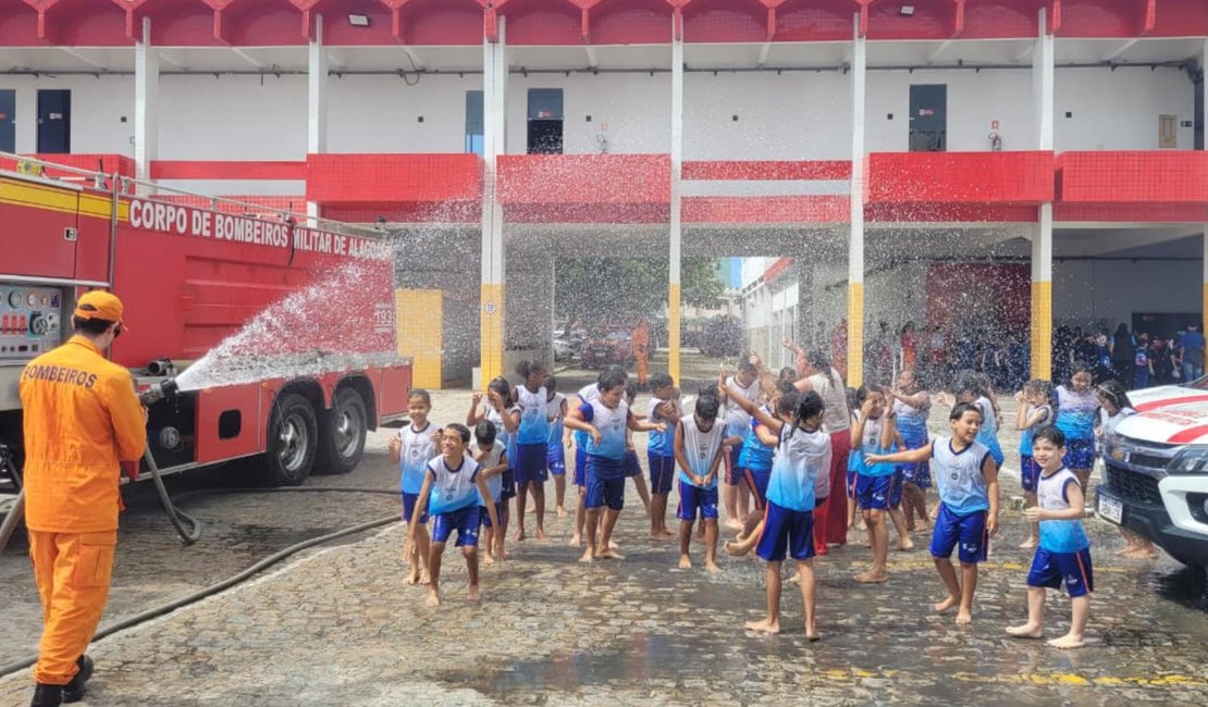 Corpo de Bombeiros recebe visita de 600 crianças em comemoração ao Dia do Soldado