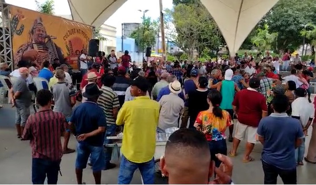 [Vídeo] Sanfona, triângulo, zabumba e as conhecidas canções nordestinas lotam praça nesta segunda