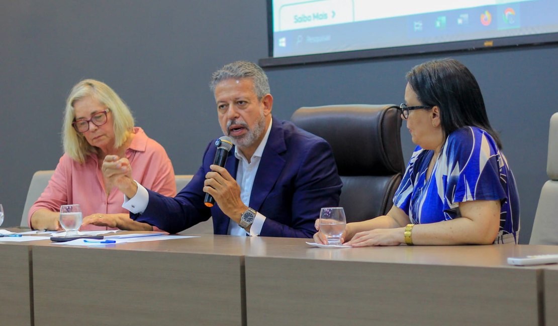 Arthur Lira dialoga com médicos e reafirma compromisso com a saúde de AL