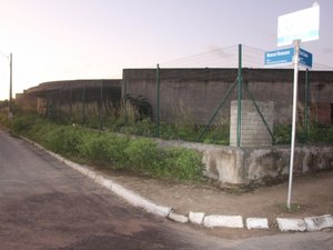 Criminosos utilizam prédio abandonado para desmanche de motos roubadas
