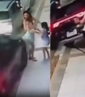 Condutora perde controle de carro e atinge mãe com criança no colo no Farol