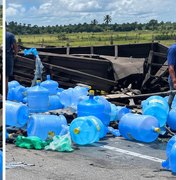 Caminhão com garrafões de água e refrigerantes tomba na BR-316, em Pilar