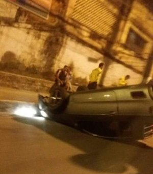 Carro capota após ser 'fechado' por caminhão na Ladeira Geraldo Melo, em Maceió
