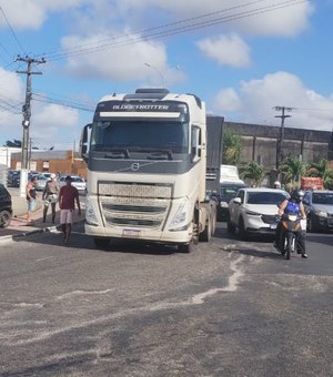 Colisão entre carro e carreta é registrada na AL-110, em Arapiraca