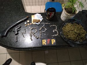 Jovem de 16 anos é apreendido com grande quantidade de drogas e armas em Teotônio Vilela