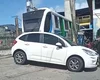 Carro estacionado próximo à linha férrea quase provoca acidente com VLT