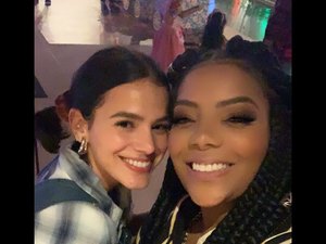 Barraca do beijo, pescaria e tombo: Marquezine agita festa caipira em mansão