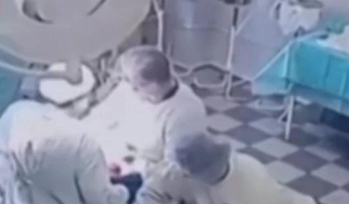 Médicos em cirurgia seguram paciente durante terremoto na Rússia