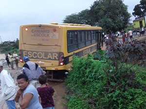 [Vídeo] Ônibus escolar quase tomba em Batalha