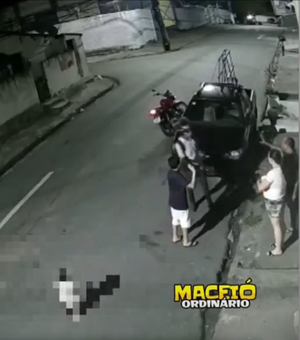 Câmera de segurança flagra momento em que familia é assaltada na porta de casa no bairro do Feitosa em Maceió