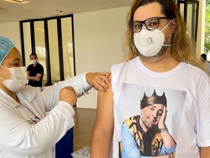Marcus Majella recebe vacina da Covid-19 e faz homenagem a Paulo Gustavo