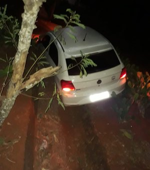 Motorista perde controle do veículo e invade cercado, em Taquarana