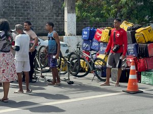 Protesto de entregadores e motoristas por aplicativo interdita avenida na Jatiúca