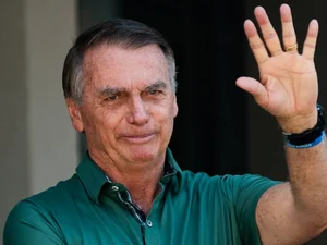 Bolsonaro tem crise de soluço e passa por atendimento médico na prisão