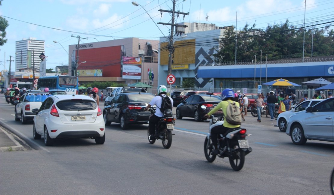Carreta quebra na Av. Fernandes Lima e trânsito fica lento na região