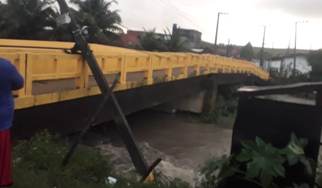 [Vídeo] Poste de alta tensão desaba e fica escorado sobre ponte em São Luís o Quitunde