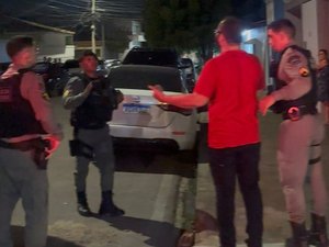 Advogado Petista é conduzido à delegacia após PM encontrar arma em bar de Arapiraca