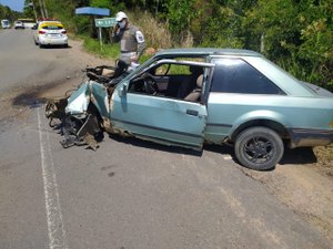 Carro colide com ônibus na entrada do Povoado Saúde, em Maceió