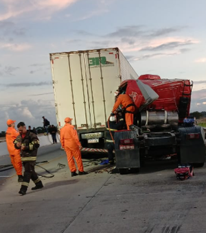 Colisão entre carretas deixa preso às ferragens na BR-101, em São Miguel dos Campos